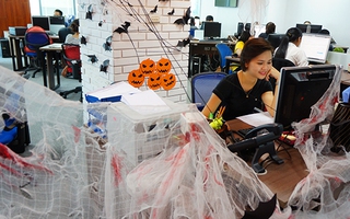 Dân công sở thích thú khi văn phòng "biến hình" rùng rợn chào đón Halloween